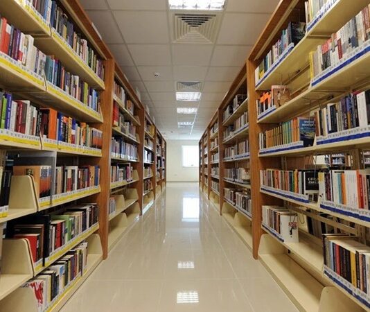 Nitel araştırma, genellikle insanlar ve topluluklar hakkında derinlemesine bilgi edinmek amacıyla kullanılan bir araştırma yöntemidir. Bu yöntem, sayısal verilere değil, nitel verilere dayalıdır ve bireylerin düşünce, duygu, davranışları ve toplumsal olgular üzerinde yoğunlaşır. Nitel araştırma, karmaşık ve çok yönlü sosyal fenomenleri anlamak, bireylerin ya da grupların deneyimlerini ve bakış açılarını keşfetmek amacıyla kullanılan güçlü bir araçtır. Konulu bir haber görseli.