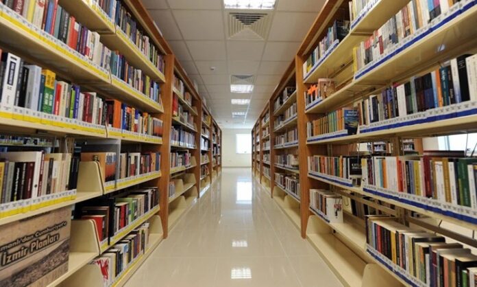 Nitel Araştırma Nedir ve Hangi Alanlarda Kullanılır Nitel araştırma, genellikle insanlar ve topluluklar hakkında derinlemesine bilgi edinmek amacıyla kullanılan bir araştırma yöntemidir. Bu yöntem, sayısal verilere değil, nitel verilere dayalıdır ve bireylerin düşünce, duygu, davranışları ve toplumsal olgular üzerinde yoğunlaşır. Nitel araştırma, karmaşık ve çok yönlü sosyal fenomenleri anlamak, bireylerin ya da grupların deneyimlerini ve bakış açılarını keşfetmek amacıyla kullanılan güçlü bir araçtır. Konulu bir haber görseli.