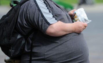 Obezite Neden Hastalık Olarak Kabul Edilir Günümüzde dünya genelinde yaygınlığı giderek artan obezite, yalnızca estetik ya da yaşam tarzı sorunu değil, ciddi bir halk sağlığı meselesi olarak kabul edilmektedir. Dünya Sağlık Örgütü (DSÖ) başta olmak üzere pek çok uluslararası sağlık otoritesi, obeziteyi tıbbi bir hastalık olarak tanımlar. Bu tanım yalnızca fazla kilolu olmakla ilgili değildir; vücuttaki yağ oranının sağlığı tehdit edecek seviyelere ulaşması ve bu durumun çok sayıda fiziksel, metabolik ve psikolojik soruna yol açması esas alınır. Obezitenin, kalp-damar hastalıklarından diyabete, hormon dengesizliklerinden kanser türlerine kadar birçok sağlık sorunuyla doğrudan ilişkili olduğu bilimsel olarak kanıtlanmıştır. Konulu bir haber görseli.