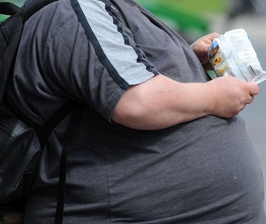 Obezite Neden Hastalık Olarak Kabul Edilir Günümüzde dünya genelinde yaygınlığı giderek artan obezite, yalnızca estetik ya da yaşam tarzı sorunu değil, ciddi bir halk sağlığı meselesi olarak kabul edilmektedir. Dünya Sağlık Örgütü (DSÖ) başta olmak üzere pek çok uluslararası sağlık otoritesi, obeziteyi tıbbi bir hastalık olarak tanımlar. Bu tanım yalnızca fazla kilolu olmakla ilgili değildir; vücuttaki yağ oranının sağlığı tehdit edecek seviyelere ulaşması ve bu durumun çok sayıda fiziksel, metabolik ve psikolojik soruna yol açması esas alınır. Obezitenin, kalp-damar hastalıklarından diyabete, hormon dengesizliklerinden kanser türlerine kadar birçok sağlık sorunuyla doğrudan ilişkili olduğu bilimsel olarak kanıtlanmıştır. Konulu bir haber görseli.