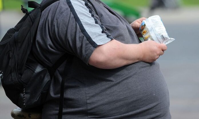 Günümüzde dünya genelinde yaygınlığı giderek artan obezite, yalnızca estetik ya da yaşam tarzı sorunu değil, ciddi bir halk sağlığı meselesi olarak kabul edilmektedir. Dünya Sağlık Örgütü (DSÖ) başta olmak üzere pek çok uluslararası sağlık otoritesi, obeziteyi tıbbi bir hastalık olarak tanımlar. Bu tanım yalnızca fazla kilolu olmakla ilgili değildir; vücuttaki yağ oranının sağlığı tehdit edecek seviyelere ulaşması ve bu durumun çok sayıda fiziksel, metabolik ve psikolojik soruna yol açması esas alınır. Obezitenin, kalp-damar hastalıklarından diyabete, hormon dengesizliklerinden kanser türlerine kadar birçok sağlık sorunuyla doğrudan ilişkili olduğu bilimsel olarak kanıtlanmıştır. Konulu bir haber görseli.