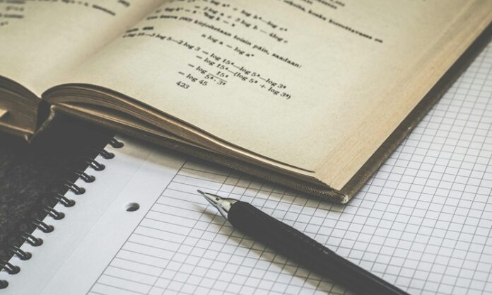 Ödev Nedir ve Eğitimdeki Önemi Ödev, öğrencilerin okulda öğrendikleri bilgileri pekiştirmeleri ve yeni beceriler kazanmaları amacıyla verilen çalışmalardır. Genellikle öğretmenler tarafından verilen ödevler, öğrencilerin derinlemesine düşünmelerini, araştırma yapmalarını ve öğrendiklerini uygulamalarını sağlar. Ödevler, hem öğrencilerin akademik gelişimlerine katkıda bulunur hem de sorumluluk bilincinin kazanılmasına yardımcı olur. Eğitim sisteminde, ödevler önemli bir yer tutar ve öğrencilerin başarılı olabilmeleri için gereklidir. Ancak, ödevlerin sadece bilgi aktarma değil, aynı zamanda öğrencilerin zihinsel becerilerini geliştiren araçlar olarak da işlev gördüğü unutulmamalıdır. Konulu bir haber görseli.