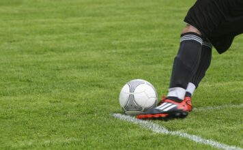 Futbolun en çok tartışılan ve yanlış anlaşılan kurallarından biri olan ofsayt, hem oyuncular hem de taraftarlar için oyunun seyrini ciddi anlamda etkileyen bir unsur olmuştur. Birçok maçta gollerin iptal edilmesine veya önemli atakların kesilmesine neden olan bu kural, modern futbolun taktiksel yapısında da belirleyici bir rol oynamaktadır. Peki, ofsayt kuralı nedir, hangi durumlarda geçerli olur ve neden bu kadar önemlidir? Konulu bir haber görseli.