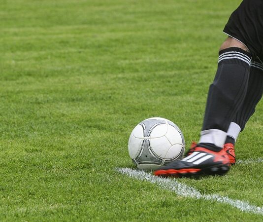 Futbolun en çok tartışılan ve yanlış anlaşılan kurallarından biri olan ofsayt, hem oyuncular hem de taraftarlar için oyunun seyrini ciddi anlamda etkileyen bir unsur olmuştur. Birçok maçta gollerin iptal edilmesine veya önemli atakların kesilmesine neden olan bu kural, modern futbolun taktiksel yapısında da belirleyici bir rol oynamaktadır. Peki, ofsayt kuralı nedir, hangi durumlarda geçerli olur ve neden bu kadar önemlidir? Konulu bir haber görseli.