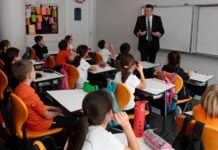 Öğrenme güçlüğü, öğrencilerin bilgiye ulaşma, bilgiyi işleme ve öğrenme sürecinde karşılaştığı kalıcı zorlukları tanımlayan bir durumdur. Bu zorluklar, bireyin genel zekâ düzeyinden bağımsız olarak ortaya çıkabilir ve çoğunlukla okuma, yazma, matematik gibi temel akademik alanlarda kendini gösterir. Eğitimde bu tür güçlüklerin zamanında fark edilmesi ve doğru yöntemlerle ele alınması, bireyin akademik ve sosyal gelişimini doğrudan etkiler. Türkiye’de giderek daha çok gündeme gelen bu konu, öğretmenlerin, ailelerin ve eğitim politikalarının dikkatle yaklaşması gereken alanlardan biridir. Konulu bir haber görseli.