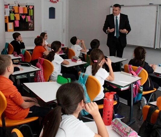 Öğrenme güçlüğü, öğrencilerin bilgiye ulaşma, bilgiyi işleme ve öğrenme sürecinde karşılaştığı kalıcı zorlukları tanımlayan bir durumdur. Bu zorluklar, bireyin genel zekâ düzeyinden bağımsız olarak ortaya çıkabilir ve çoğunlukla okuma, yazma, matematik gibi temel akademik alanlarda kendini gösterir. Eğitimde bu tür güçlüklerin zamanında fark edilmesi ve doğru yöntemlerle ele alınması, bireyin akademik ve sosyal gelişimini doğrudan etkiler. Türkiye’de giderek daha çok gündeme gelen bu konu, öğretmenlerin, ailelerin ve eğitim politikalarının dikkatle yaklaşması gereken alanlardan biridir. Konulu bir haber görseli.