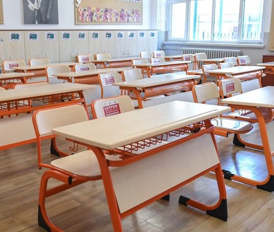 Her bireyin dünyayı algılama, bilgiyi işleme ve öğrenme biçimi farklıdır. Bu farklılıklar, eğitim ortamlarında göz ardı edildiğinde öğrenciler arasında başarı farkları derinleşebilir. Öğrenme stilleri, bireyin bilgiye ulaşma, bilgiyi anlamlandırma ve hatırlama yollarını ifade eder. Eğitim bilimleri alanında yapılan çalışmalar, öğrencilerin öğrenme stillerine uygun bir öğretim tasarımı yapılmadığında, başarı düzeylerinin düştüğünü göstermektedir. Bu bağlamda, sınıf içindeki öğretim yöntemlerinin sadece tek bir öğrenme stiline hitap etmesi, bazı öğrencilerin potansiyelini ortaya koyamamasına neden olabilir. Konulu bir haber görseli.