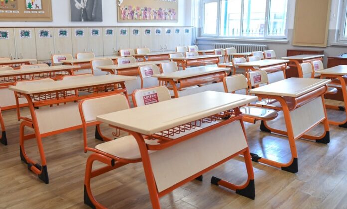 Her bireyin dünyayı algılama, bilgiyi işleme ve öğrenme biçimi farklıdır. Bu farklılıklar, eğitim ortamlarında göz ardı edildiğinde öğrenciler arasında başarı farkları derinleşebilir. Öğrenme stilleri, bireyin bilgiye ulaşma, bilgiyi anlamlandırma ve hatırlama yollarını ifade eder. Eğitim bilimleri alanında yapılan çalışmalar, öğrencilerin öğrenme stillerine uygun bir öğretim tasarımı yapılmadığında, başarı düzeylerinin düştüğünü göstermektedir. Bu bağlamda, sınıf içindeki öğretim yöntemlerinin sadece tek bir öğrenme stiline hitap etmesi, bazı öğrencilerin potansiyelini ortaya koyamamasına neden olabilir. Konulu bir haber görseli.