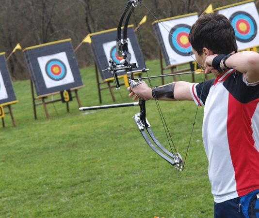 Okçuluk, ok ve yay kullanarak hedefe atış yapma sanatıdır. Hem bir spor dalı hem de tarihsel bir avcılık yöntemi olarak kökeni çok eskilere dayanır. Okçuluk, insanların yüzyıllar boyu savunma ve avcılık amaçlarıyla kullandığı bir beceri olmuştur. Bugün ise modern okçuluk, özellikle olimpiyat oyunları gibi uluslararası yarışmalarda profesyonel sporcuların mücadele ettiği bir spor dalıdır. Okçuluk, yüksek odaklanma, el-göz koordinasyonu, duruş kontrolü ve strateji gerektirir. Her ne kadar tarihsel bir geçmişi olsa da günümüzde modern okçuluk çok daha teknik ve düzenli bir hale gelmiştir. Konulu bir haber görseli.