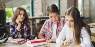 Eğitim süreçlerinin niteliğini ve etkinliğini ortaya koymak için en temel araçlardan biri ölçme ve değerlendirme sistemleridir. Öğrencilerin ne öğrendiği, nasıl öğrendiği ve hangi düzeyde başarı sağladığı bu sistemler sayesinde belirlenir. Ancak ölçme ve değerlendirme yalnızca not vermekten ibaret değildir. Aynı zamanda eğitim politikalarının yönlendirilmesinde, öğretim yöntemlerinin gözden geçirilmesinde ve bireysel öğrenme ihtiyaçlarının belirlenmesinde önemli rol oynar. Konulu bir haber görseli.