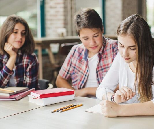 Eğitim süreçlerinin niteliğini ve etkinliğini ortaya koymak için en temel araçlardan biri ölçme ve değerlendirme sistemleridir. Öğrencilerin ne öğrendiği, nasıl öğrendiği ve hangi düzeyde başarı sağladığı bu sistemler sayesinde belirlenir. Ancak ölçme ve değerlendirme yalnızca not vermekten ibaret değildir. Aynı zamanda eğitim politikalarının yönlendirilmesinde, öğretim yöntemlerinin gözden geçirilmesinde ve bireysel öğrenme ihtiyaçlarının belirlenmesinde önemli rol oynar. Konulu bir haber görseli.