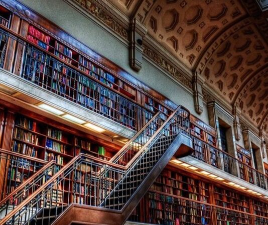 Örneklem, bir araştırmada tüm popülasyonu temsil etmek amacıyla seçilen daha küçük bir gruptur. Yani, araştırmacılar genellikle geniş bir popülasyon hakkında bilgi edinmek istediklerinde, bu popülasyonun tamamını incelemek yerine, popülasyondan seçtikleri belirli bir örneklem üzerinde çalışma yaparlar. Örneklem, araştırmanın geçerliliği ve güvenilirliği için kritik bir rol oynar çünkü elde edilen sonuçlar bu örneklem üzerinde yapılan analizlere dayanarak genelleştirilir. Konulu bir haber görseli.