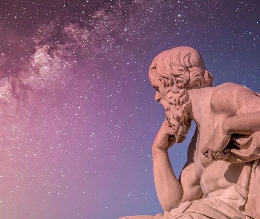 Özgür irade, yüzyıllardır insanlığın zihnini meşgul eden en temel felsefi sorulardan biridir. Bir karar aldığımızda, gerçekten biz mi seçiyoruz? Yoksa her seçim, daha önce yaşanmış olayların, genetik kodlarımızın ve çevresel etkilerin kaçınılmaz bir sonucu mu? Bu soruların peşine düşen felsefe, özellikle determinist düşünce karşısında özgür iradeyi yeniden sorgulamak zorunda kalıyor. Günümüzde hem bilimsel gelişmeler hem de felsefi tartışmalar bu konudaki sınırları daha da belirgin hale getiriyor. Konulu bir haber görseli.