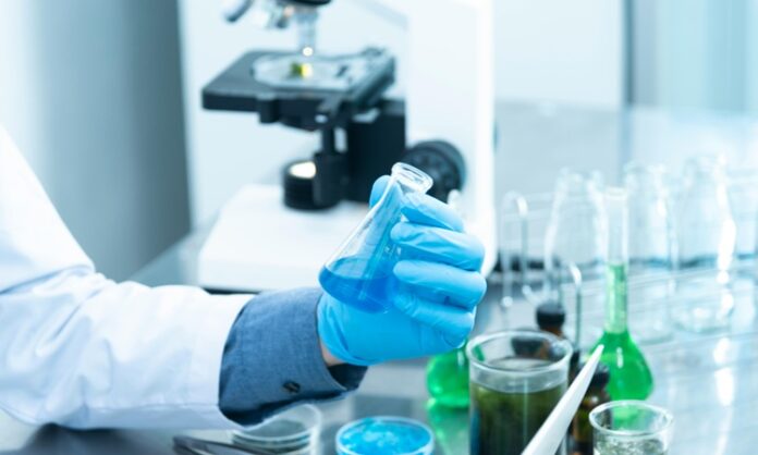 Son yıllarda sıkça duyduğumuz pandemi ve endemi terimleri, bulaşıcı hastalıkların yayılma düzeylerini tanımlamak için kullanılan önemli kavramlardır. Özellikle COVID-19 salgını ile birlikte bu terimlerin ne anlama geldiği, halk sağlığı tartışmalarının da merkezine oturdu. Ancak çoğu zaman birbirinin yerine kullanılan bu iki kavram arasında hem kapsam hem de etki açısından belirgin farklar bulunmaktadır. Bu farkları anlamak, hem küresel sağlık politikalarını hem de bireylerin hastalıklara karşı farkındalığını doğrudan etkilemektedir. Konulu bir haber görseli.