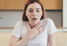 Günümüz toplumunda artan stres, belirsizlik ve baskı, bireylerin ruh sağlığını doğrudan etkileyen temel faktörler haline gelmiştir. Bu durum birçok kişinin anksiyete ya da panik atak benzeri duygular yaşamasına neden olur. Ancak her ikisi de yoğun kaygı ve korku durumları ile ilişkilendirilse de aralarında önemli farklılıklar bulunmaktadır. Panik atak ani başlayan ve yoğun fiziksel belirtilerle kendini gösteren bir kriz halini alırken, anksiyete genellikle daha uzun süreli, düşük seviyeli bir endişe durumudur. Her iki durumun da günlük yaşam kalitesi üzerinde ciddi etkileri olabilir ve ayırt edilmeden ele alındığında yanlış yaklaşımlar gelişebilir. Bu nedenle doğru tanı ve uygun destek süreçleri için panik atak ile anksiyete arasındaki farkların iyi anlaşılması gerekir. Konulu bir haber görseli.