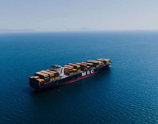 Ticaret, tarih boyunca ekonominin temel taşlarından biri olmuştur. Ancak, ticaretin geleneksel biçiminden farklı olarak, son yıllarda "parasız ticaret" kavramı da giderek daha fazla duyulmaya başlanmıştır. Parasız ticaret, temelde para kullanılmadan, karşılıklı mal veya hizmet değişimi yapılmasıdır. Bu ticaret türü, geleneksel para bazlı ticaretin dışında bir alternatif sunar ve özellikle kriz dönemlerinde, sınırlı kaynağa sahip olanlar için oldukça önemli bir seçenek haline gelir. Bu yazıda, parasız ticaretin ne olduğunu, nasıl işlediğini ve modern dünyadaki yerini inceleyeceğiz. Konulu bir haber görseli