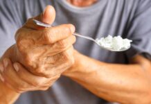 Parkinson hastalığı, merkezi sinir sistemini etkileyen, ilerleyici ve nörolojik bir hastalıktır. Bu hastalık, beynin hareket kontrolünü sağlayan bölgelerindeki dopamin üreten hücrelerin zarar görmesiyle ortaya çıkar. Dopamin, beyin hücreleri arasındaki iletişimi sağlamak ve kas hareketlerini koordine etmek için gerekli olan bir nörotransmitterdir. Dopamin üretiminin azalması, Parkinson hastalarının hareket kontrolünü zorlaştırır ve zamanla vücut hareketlerinde belirgin değişikliklere neden olur. Parkinson hastalığı, genellikle yaşlı bireylerde görülen bir hastalık olmakla birlikte, daha genç yaşlarda da gelişebilir. Hareketlerin etkilenmesi, hastalığın en belirgin semptomlarından biridir. Konulu bir haber görseli.