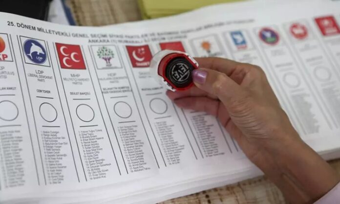 Siyaset, doğası gereği farklı fikirlerin, çıkarların ve ideolojilerin rekabeti üzerine kuruludur. Bu çok seslilik içerisinde siyasi partiler, halkın taleplerini temsil eden ve karar alma mekanizmalarında söz sahibi olan ana aktörlerdir. Ancak zaman zaman bu partiler arasındaki çekişmeler toplumun önemli bir kısmında hayal kırıklığı yaratabilir ve “partiler üstü siyaset” arayışları gündeme gelir. Partiler üstü siyaset kavramı, siyasi ideolojilerin ötesinde, sadece halkın ortak çıkarlarına odaklanan bir yönetim anlayışını ifade eder. Peki, gerçekten böyle bir siyaset biçimi mümkün müdür? Konulu bir haber görseli.