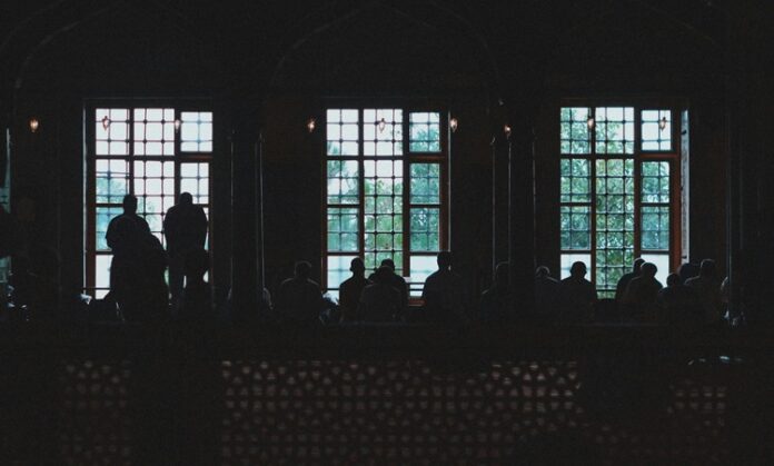 Popülizm, siyasette halkın doğrudan çıkarlarını savunduğunu iddia eden, elitlere ve mevcut kurumlara karşı halkın yanında durduğunu öne süren bir söylem biçimidir. Genellikle halkın ihtiyaçlarının ve taleplerinin göz ardı edildiği durumlarda, siyasetçiler tarafından bir çözüm olarak sunulur. Ancak popülizm, hem bir temsil aracı hem de kutuplaştırıcı bir siyasal strateji olarak görülebildiğinden, yararlı mı yoksa tehlikeli mi olduğu uzun zamandır akademik ve siyasal düzeyde tartışma konusudur. Bu tartışmanın özünde, popülizmin demokrasiyi güçlendirip güçlendirmediği ya da zayıflatıp zayıflatmadığı sorusu yatmaktadır. Konulu bir haber görseli.