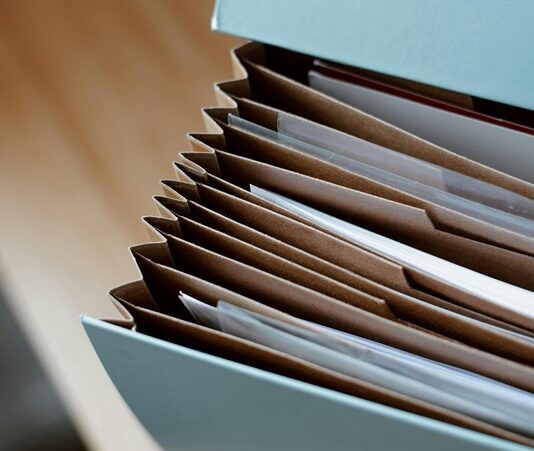 Eğitim sistemlerinde öğrencilerin başarılarını değerlendirmek için genellikle sınavlar ve testler kullanılır. Ancak, son yıllarda geleneksel testlerin yanı sıra, daha bireysel ve kapsamlı değerlendirme yöntemleri de tercih edilmeye başlanmıştır. Bu yöntemlerden biri de portfolyo değerlendirmedir. Portfolyo değerlendirme, öğrencilerin öğrenme süreçlerini ve başarılarını daha holistik bir şekilde değerlendirmeyi amaçlayan bir yaklaşımdır. Bu yazıda, portfolyo değerlendirmenin ne olduğunu, nasıl uygulandığını ve öğrencilere ve öğretmenlere sağladığı avantajları inceleyeceğiz. Konulu bir haber görseli.