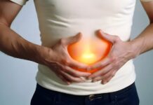 Günümüzde yaşam tarzındaki değişikliklerle birlikte en sık karşılaşılan sindirim sistemi sorunlarından biri olan reflü, her yaştan insanı etkileyebilen, kronik ve rahatsız edici bir durumdur. Özellikle modern şehir yaşamında artan hazır gıda tüketimi, stres, dengesiz beslenme alışkanlıkları ve fiziksel hareketsizlik gibi faktörler, reflünün yaygınlaşmasında önemli rol oynamaktadır. Reflü, yalnızca mide ile sınırlı bir problem değildir; boğaz, yemek borusu ve ağız sağlığı üzerinde de olumsuz etkiler yaratabilir. Bu haberimizde, reflünün ne olduğunu, mide asidinin neden geri kaçtığını, bu durumun ne gibi belirtilerle ortaya çıktığını ve yaşam kalitesini nasıl etkilediğini detaylı şekilde ele alıyoruz. Konulu bir haber görseli.