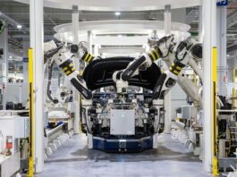Robotik Teknolojiler Sanayi Devrimini Yeniden Başlatıyor Dördüncü Sanayi Devrimi olarak da anılan günümüz endüstriyel dönüşümünde robotik teknolojiler, iş dünyasının dinamiklerini radikal bir biçimde yeniden şekillendiriyor. 18. yüzyılda buhar gücünün öncülük ettiği ilk sanayi devriminden bu yana, üretim teknikleri sürekli olarak evrildi. Ancak hiçbir dönem, günümüzdeki kadar hızlı ve kapsamlı bir değişim yaşamadı. Robotlar, artık sadece otomotiv fabrikalarında değil, sağlık, tarım, lojistik ve daha birçok sektörde üretkenliğin temel direği haline geldi. Bu gelişmeler, robotik sistemlerin yalnızca iş süreçlerini değil, aynı zamanda iş gücü yapısını, ekonomik modelleri ve toplumsal yapıyı da etkilediğini ortaya koyuyor. Konulu bir haber görseli.