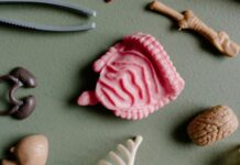 Son yıllarda yapılan bilimsel araştırmalar, bağırsak sağlığının genel vücut sağlığı üzerindeki etkilerini ortaya koydukça, “mikrobiyota” kavramı giderek daha fazla gündeme gelmeye başladı. Vücudumuzda bulunan trilyonlarca mikroorganizmanın büyük bir kısmı bağırsaklarımızda yaşar ve bu mikroskobik canlı topluluğu "bağırsak mikrobiyotası" olarak adlandırılır. Sağlıklı bir bağırsak mikrobiyotası, sindirim sistemi işlevlerinden bağışıklık sisteminin güçlenmesine, ruh halinden hormon dengesine kadar çok sayıda süreci etkiler. Bu mikroorganizmaların dengede olması, yaşam kalitesi ve hastalıklara karşı direnç açısından kritik öneme sahiptir. Konulu bir haber görseli