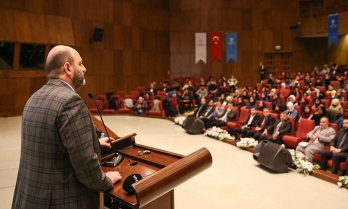 Sempozyum, akademik ve bilimsel dünyanın en temel yapı taşlarından biridir. Disiplinler arası bilgi alışverişini teşvik eden bu toplantılar, sadece bilimsel üretkenliği artırmakla kalmaz, aynı zamanda fikirlerin çatışmasından doğan ilerlemenin de merkezinde yer alır. Özellikle üniversiteler, araştırma kurumları ve meslek kuruluşları tarafından organize edilen sempozyumlar, belirli bir konuya ya da temaya odaklanarak alanında uzman kişilerin bir araya geldiği toplantılardır. Bu buluşmalar, bilginin paylaşılmasının ve yeniden yapılandırılmasının en etkili yollarından biridir. Konulu bir haber görseli.