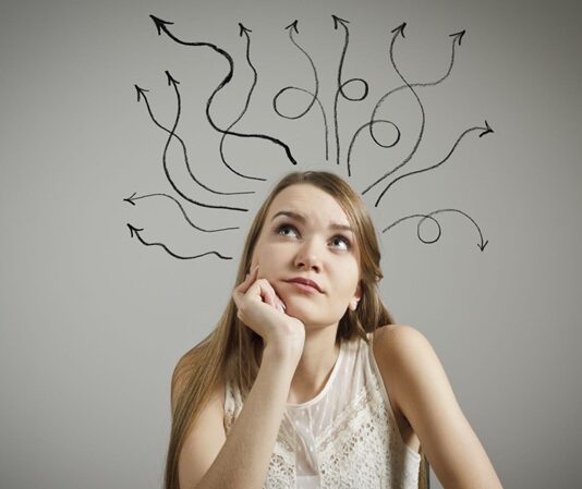 Modern çağın bilgi yoğunluğu, bireyleri sadece bilgiyi ezberlemekten öteye geçmeye zorluyor. Artık önemli olan bilgiye sahip olmak değil, bilgileri birleştirmek, yorumlamak ve yenilikçi çözümler üretmek. Bu noktada öne çıkan kavramlardan biri de sentetik düşünce. Bu düşünme biçimi, farklı bilgi alanlarını bir araya getirerek yeni ve işlevsel anlamlar ortaya koymayı amaçlar. Peki sentetik düşünce nedir, neden bu kadar önemli hale geldi? Konulu bir haber görseli.