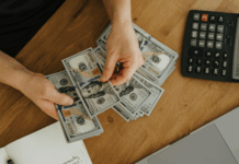 Yıllar boyunca “sermaye” dendiğinde akla ilk gelen şey para oldu. Çünkü geleneksel ticaret anlayışında sermaye, yatırım yapabilmek ve iş kurabilmek için mutlaka maddi birikim gerektirirdi. Ancak günümüzün değişen iş dünyasında sermaye artık sadece parayla ölçülmüyor. konulu bir görsel