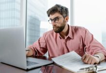 Günümüzün dijital dünyasında, e-ticaretin yükselmesiyle birlikte birçok kişi kendi işini kurma fırsatına sahip olmuştur. Ancak sermayesi olmayan kişiler için e-ticaret başlatmak bir engel gibi görünebilir. Neyse ki, sermayesiz e-ticaret yapmak mümkündür ve doğru stratejilerle başarılı bir iş kurmak mümkündür. Bu yazımızda, sermayesiz e-ticaret yapmanın yollarını ve nasıl başarılı olabileceğinizi anlatacağız. Konulu bir haber görseli.