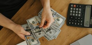 Ticaretin en büyük bariyerlerinden biri olarak görülen sermaye, özellikle yeni girişimcilerin hayallerini ertelemesine ya da vazgeçmesine neden olabiliyor. Ancak dijitalleşen dünya, yeni iş modelleri ve teknolojik altyapılar sayesinde sermayesiz ticaret artık daha mümkün hale gelmiştir. Peki, gerçekten sermayesiz ticaret yapılır mı? Bu sorunun cevabı hem evet hem de hayır olabilir. Çünkü sermayesiz denildiğinde genellikle maddi kaynak eksikliği anlaşılır, ancak ticarette başarı için gereken tek şey para değildir. Konulu bir haber görseli.