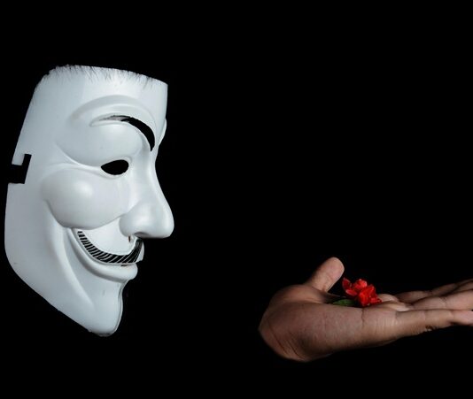 Siber güvenlik, dijital verilerin, sistemlerin ve ağların çeşitli tehditlerden korunması için alınan önlemleri ifade eder. Teknolojinin hızla gelişmesiyle birlikte, internet üzerinden gerçekleştirilen işlemler ve veri paylaşımları her geçen gün artmaktadır. Bu durum, siber saldırılara karşı daha büyük bir savunma ihtiyacı doğurur. Siber güvenlik, kişisel bilgilerden kurumsal veriye kadar çok geniş bir yelpazede korunması gereken değerleri güvence altına alır. Eğer yeterli güvenlik önlemleri alınmazsa, bu dijital varlıklar ciddi tehditlerle karşı karşıya kalabilir. Peki, siber güvenlik neden bu kadar önemlidir ve nasıl işler? Konulu bir haber görseli.