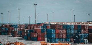 Günümüz dünyasında ekonomik bağımsızlık kazanmak ve kendi işinin patronu olmak isteyenlerin en çok sorduğu sorulardan biri: Sıfırdan ne iş kurabilirim? Bu soru, hem heyecan verici hem de kafa karıştırıcı olabilir. Çünkü kaynaklar sınırlıysa ve sermaye yoksa atılacak adımlar çok daha dikkatli planlanmalıdır. Ancak bu durum, iş kurmanın imkânsız olduğu anlamına gelmez. Doğru fikir, doğru strateji ve kararlılıkla sıfırdan iş kurmak kesinlikle mümkündür. Önemli olan hangi alanda yetkinlik ve tutku olduğunun farkına varmaktır. Konulu bir haber görseli.