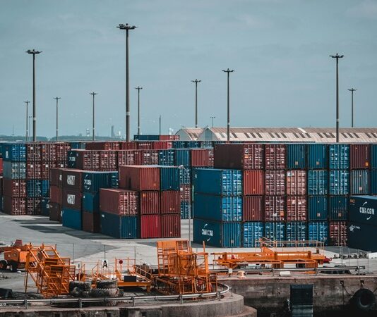 Günümüz dünyasında ekonomik bağımsızlık kazanmak ve kendi işinin patronu olmak isteyenlerin en çok sorduğu sorulardan biri: Sıfırdan ne iş kurabilirim? Bu soru, hem heyecan verici hem de kafa karıştırıcı olabilir. Çünkü kaynaklar sınırlıysa ve sermaye yoksa atılacak adımlar çok daha dikkatli planlanmalıdır. Ancak bu durum, iş kurmanın imkânsız olduğu anlamına gelmez. Doğru fikir, doğru strateji ve kararlılıkla sıfırdan iş kurmak kesinlikle mümkündür. Önemli olan hangi alanda yetkinlik ve tutku olduğunun farkına varmaktır. Konulu bir haber görseli.