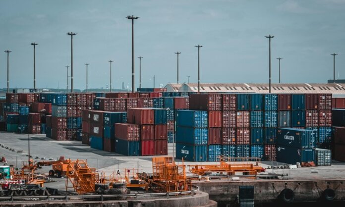 Sıfırdan Ne İş Kurabilirim Günümüz dünyasında ekonomik bağımsızlık kazanmak ve kendi işinin patronu olmak isteyenlerin en çok sorduğu sorulardan biri: Sıfırdan ne iş kurabilirim? Bu soru, hem heyecan verici hem de kafa karıştırıcı olabilir. Çünkü kaynaklar sınırlıysa ve sermaye yoksa atılacak adımlar çok daha dikkatli planlanmalıdır. Ancak bu durum, iş kurmanın imkânsız olduğu anlamına gelmez. Doğru fikir, doğru strateji ve kararlılıkla sıfırdan iş kurmak kesinlikle mümkündür. Önemli olan hangi alanda yetkinlik ve tutku olduğunun farkına varmaktır. Konulu bir haber görseli.