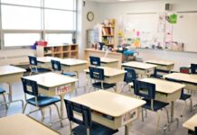 Eğitimde başarılı sonuçlar almak, yalnızca müfredatın doğru işlenmesiyle mümkün değildir. Öğrencilerin başarıları, sınıf ortamının nasıl yönetildiğiyle doğrudan ilişkilidir. Sınıf yönetimi, öğretmenlerin öğrencilerle etkili bir şekilde iletişim kurmalarını, disiplinli bir ortam oluşturmalarını ve öğrenme sürecini verimli hale getirmelerini sağlayan kritik bir unsurdur. Sınıf içindeki düzenin sağlanması, öğrencilerin akademik gelişimlerini ve kişisel becerilerini en üst seviyeye çıkaran önemli bir faktördür. Peki, sınıf yönetimi gerçekten eğitimde başarının temel taşlarından biri midir? Konulu bir haber görseli.