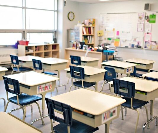 Eğitimde başarılı sonuçlar almak, yalnızca müfredatın doğru işlenmesiyle mümkün değildir. Öğrencilerin başarıları, sınıf ortamının nasıl yönetildiğiyle doğrudan ilişkilidir. Sınıf yönetimi, öğretmenlerin öğrencilerle etkili bir şekilde iletişim kurmalarını, disiplinli bir ortam oluşturmalarını ve öğrenme sürecini verimli hale getirmelerini sağlayan kritik bir unsurdur. Sınıf içindeki düzenin sağlanması, öğrencilerin akademik gelişimlerini ve kişisel becerilerini en üst seviyeye çıkaran önemli bir faktördür. Peki, sınıf yönetimi gerçekten eğitimde başarının temel taşlarından biri midir? Konulu bir haber görseli.