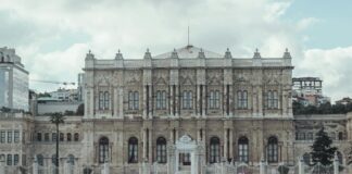 Tarih boyunca insanlık, kimin yönetmesi gerektiği ve bu yönetimin hangi temellere dayanması gerektiği sorularıyla yüzleşmiştir. Siyasal iktidar, bu soruların cevabını şekillendiren temel bir kavram olarak karşımıza çıkar. Bir toplumda karar alma gücüne sahip olan otoritenin varlığı, hem düzenin sağlanması hem de halkın yönetilmesi açısından zorunludur. Ancak bu gücün meşru olup olmadığı tartışması her zaman siyasetin merkezinde yer almıştır. İktidarın meşru mu yoksa zorla mı kurulduğu, sadece yönetenlerin değil, yönetilenlerin de kaderini belirler. Bu nedenle siyasal iktidarın kaynağını ve niteliğini anlamak, hem siyaset bilimi hem de toplumların geleceği açısından hayati önemdedir. Konulu bir haber görseli.