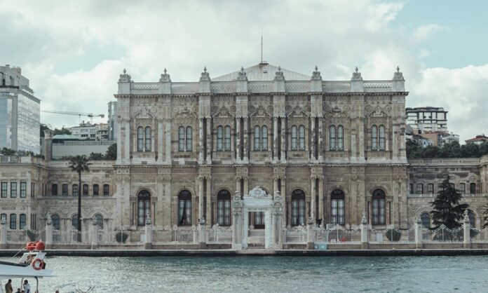 Siyasal İktidarın Kaynağı Meşruiyet Mi Zorbalık Mı Tarih boyunca insanlık, kimin yönetmesi gerektiği ve bu yönetimin hangi temellere dayanması gerektiği sorularıyla yüzleşmiştir. Siyasal iktidar, bu soruların cevabını şekillendiren temel bir kavram olarak karşımıza çıkar. Bir toplumda karar alma gücüne sahip olan otoritenin varlığı, hem düzenin sağlanması hem de halkın yönetilmesi açısından zorunludur. Ancak bu gücün meşru olup olmadığı tartışması her zaman siyasetin merkezinde yer almıştır. İktidarın meşru mu yoksa zorla mı kurulduğu, sadece yönetenlerin değil, yönetilenlerin de kaderini belirler. Bu nedenle siyasal iktidarın kaynağını ve niteliğini anlamak, hem siyaset bilimi hem de toplumların geleceği açısından hayati önemdedir. Konulu bir haber görseli.