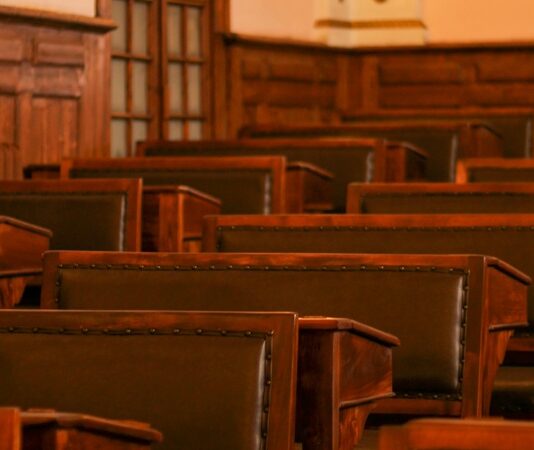 Toplumların siyasete yaklaşım biçimleri, yalnızca hükümetlerin icraatlarına ya da partilerin vaatlerine göre değil, çok daha derin ve tarihsel bir birikim üzerinden şekillenir. Bu birikimin en temel yapı taşlarından biri siyasal kültür kavramıdır. Siyasal kültür, bir toplumun siyasetle kurduğu ilişkiyi, devlete ve otoriteye dair inançlarını, vatandaşlık bilincini ve demokratik değerlere olan bağlılığını yansıtan sosyal bir zemindir. Her birey farkında olsun ya da olmasın, belirli bir siyasal kültürün etkisi altında siyasal davranış geliştirir. Bu da hem seçimlerdeki tercihleri hem de gündelik yaşamda siyasete yüklenen anlamı doğrudan etkiler. Konulu bir haber görseli.