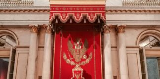 Siyasal meşruiyet, bir yönetim biçiminin halk nezdinde kabul görmesi, onun otoritesinin ahlaki ve hukuki olarak tanınması anlamına gelir. Meşruiyeti olmayan bir yönetim, anayasa ve yasalara dayanıyor olsa bile halkın desteğinden mahrum kaldığı için uzun vadede ayakta kalamaz. Bir devletin ya da siyasi iktidarın kalıcılığı, sadece silahlı güç ya da yasalarla değil, aynı zamanda toplumun büyük bir kesiminin yönetime olan inancıyla da şekillenir. Bu nedenle siyasal meşruiyetin nasıl sağlandığı, sadece siyasi bilimcilerin değil, toplumu yöneten her aktörün en temel sorularından biridir. Konulu bir haber görseli.