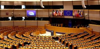 Toplumların düzenli, istikrarlı ve yönetilebilir şekilde varlığını sürdürebilmesi için bir siyasal sisteme sahip olmaları kaçınılmazdır. Siyasal sistem, yalnızca hükümet biçimiyle sınırlı bir yapı olmayıp aynı zamanda iktidarın nasıl elde edildiğini, kullanıldığını ve denetlendiğini belirleyen bir çerçeveyi ifade eder. Her toplumun tarihsel, kültürel ve ekonomik koşullarına göre şekillenen siyasal sistemler, yönetim anlayışlarını ve vatandaşla devlet arasındaki ilişki biçimlerini de belirler. Bu nedenle siyasal sistem kavramı, yalnızca siyasi bilimcilerin değil, tüm vatandaşların yakından tanıması gereken temel kavramlardan biridir. Konulu bir haber görseli.