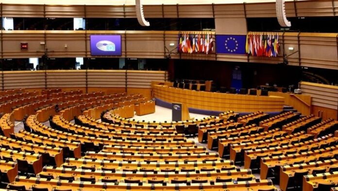 Toplumların düzenli, istikrarlı ve yönetilebilir şekilde varlığını sürdürebilmesi için bir siyasal sisteme sahip olmaları kaçınılmazdır. Siyasal sistem, yalnızca hükümet biçimiyle sınırlı bir yapı olmayıp aynı zamanda iktidarın nasıl elde edildiğini, kullanıldığını ve denetlendiğini belirleyen bir çerçeveyi ifade eder. Her toplumun tarihsel, kültürel ve ekonomik koşullarına göre şekillenen siyasal sistemler, yönetim anlayışlarını ve vatandaşla devlet arasındaki ilişki biçimlerini de belirler. Bu nedenle siyasal sistem kavramı, yalnızca siyasi bilimcilerin değil, tüm vatandaşların yakından tanıması gereken temel kavramlardan biridir. Konulu bir haber görseli.