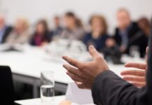 Siyasal Sosyalleşme Ne Demektir Siyasal sosyalleşme, bireylerin ve grupların, yaşadıkları toplumun siyasi değerlerini, inançlarını ve davranış biçimlerini öğrenmesi, benimsemesi ve bunları hayatlarına entegre etmesi sürecidir. Bu süreç, bireylerin toplum içindeki rollerini ve kimliklerini şekillendirirken, onların siyasete katılım biçimlerini de belirler. Siyasal sosyalleşme, yalnızca seçim dönemlerinde oy kullanmakla sınırlı bir süreç değildir; aynı zamanda bireylerin siyasi tutum, değerler ve inançlarla nasıl etkileşime girdiklerini, toplumsal yapının siyasi işleyişine nasıl katıldıklarını da kapsar. Bu kavram, siyasetin toplumdaki her bireyi etkileyen bir olgu olduğunu ve bu etkinin nasıl oluştuğunu anlamamıza yardımcı olur. Konulu bir haber görseli.