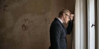 Günümüzde birçok ülkede vatandaşlar ile siyasal kurumlar arasında giderek derinleşen bir güven sorunu yaşanıyor. Bu sorunun merkezinde ise siyasal temsil krizi bulunuyor. Temsili demokrasinin dayandığı en temel yapı olan seçilmiş temsilciler, artık halkın sesini yeterince yansıtmamakla eleştiriliyor. Bu durum, demokratik rejimlerin meşruiyetini sarsmakla kalmıyor; aynı zamanda kutuplaşmayı, siyasal katılımın düşmesini ve popülist hareketlerin yükselmesini de beraberinde getiriyor. Siyasal temsilin sorgulanması, modern demokrasilerde ciddi bir dönüşüm ihtiyacını ortaya koyuyor. Konulu bir haber görseli.