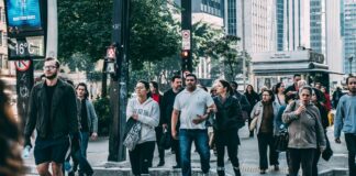 Sosyal bilimler, insanların toplumlar içerisindeki davranışlarını, ilişkilerini, kültürlerini, ekonomik sistemlerini ve tarihsel süreçlerini inceleyen bir bilim dalıdır. İnsanların çevreleriyle ve birbirleriyle nasıl etkileşime girdiğini, toplumsal yapıları nasıl şekillendirdiğini anlamak, sosyal bilimlerin en temel amacıdır. Sosyal bilimler, hem bireysel hem de toplumsal düzeyde insan davranışlarını analiz ederek, insanların yaşamlarını nasıl daha iyi bir hale getirebileceği konusunda bilgi sunar. Bu alanda yapılan çalışmalar, sadece akademik dünyada değil, aynı zamanda toplumsal sorunların çözülmesinde de önemli bir rol oynar. Konulu bir haber görseli.