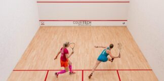 Squash, hız, çeviklik ve strateji gerektiren, kapalı alanda oynanan raket sporları arasında yer alır. Tenise benzeyen yönleri olsa da, squash’ı benzersiz kılan birçok ayrıntı bulunur. Genellikle duvarlarla çevrili özel kortlarda oynanan squash, özellikle son yıllarda şehirli bireyler arasında artan ilgiyle dikkat çekmektedir. Sporun hem bedensel hem zihinsel açıdan oldukça faydalı olduğu bilimsel araştırmalarla da desteklenmektedir. Dünyada milyonlarca kişinin oynadığı bu spor, Türkiye’de de spor salonları ve kulüpler aracılığıyla giderek daha fazla ilgi görmektedir. Konulu bir haber görseli.