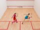 Squash, hız, çeviklik ve strateji gerektiren, kapalı alanda oynanan raket sporları arasında yer alır. Tenise benzeyen yönleri olsa da, squash’ı benzersiz kılan birçok ayrıntı bulunur. Genellikle duvarlarla çevrili özel kortlarda oynanan squash, özellikle son yıllarda şehirli bireyler arasında artan ilgiyle dikkat çekmektedir. Sporun hem bedensel hem zihinsel açıdan oldukça faydalı olduğu bilimsel araştırmalarla da desteklenmektedir. Dünyada milyonlarca kişinin oynadığı bu spor, Türkiye’de de spor salonları ve kulüpler aracılığıyla giderek daha fazla ilgi görmektedir. Konulu bir haber görseli.