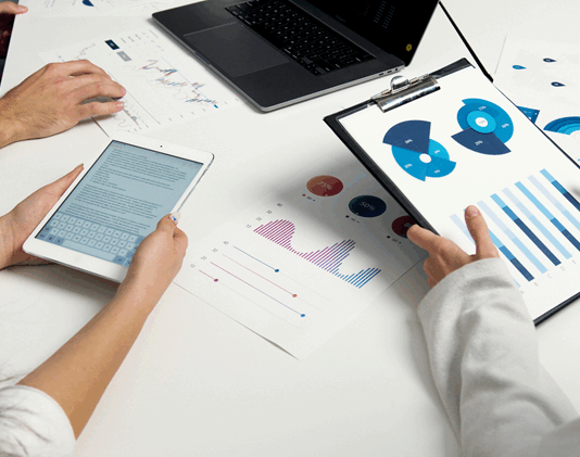 Günümüzde ticaret artık yalnızca fiziksel ürünlerin pazarda el değiştirmesiyle sınırlı değil; teknolojinin sunduğu araçlar sayesinde ticaret küreselleşmiş, dijitalleşmiş ve hız kazanmıştır. Teknolojik gelişmeler, hem üretimden lojistiğe hem de müşteri deneyiminden uluslararası pazarlamaya kadar ticaretin her aşamasını dönüştürmektedir. Konulu bir görsel